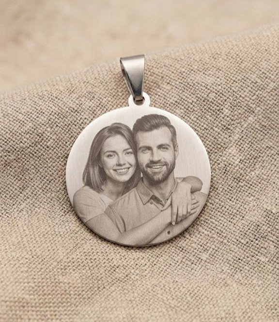 0b87f358-fef9-464c-9e42-26cc5aae402f-1.jpg Pingente Inox Redondo, Personalizado com Foto Gravação — foto 2 de 5
