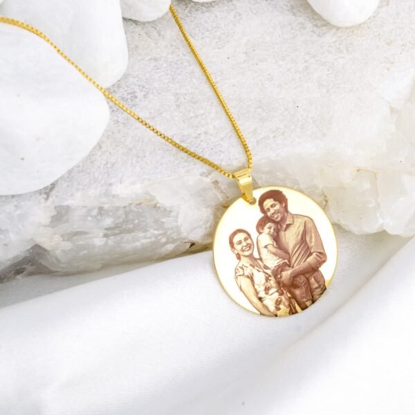 413bb654-0ebd-4a2c-a7d7-d467cbada549-1.jpg Colar Redondo 2,5cm, Personalizado com Foto, Gravação a Laser, Banhado a Ouro — foto 4 de 8