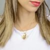 71657253-1c63-4182-9f2f-6df940110c63-2.jpg Colar Redondo 2,5cm, Personalizado com Foto, Gravação a Laser, Banhado a Ouro — foto 2 de 8