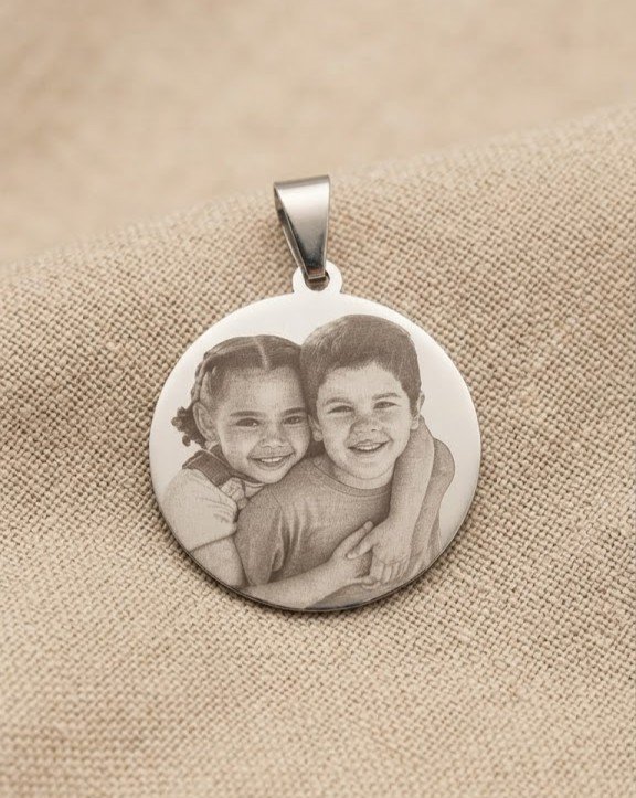 98c7c767-399b-4a97-b189-bb47e838edf7-1.jpg Pingente Inox Redondo, Personalizado com Foto Gravação