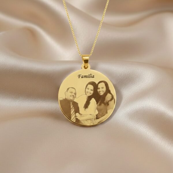FOTOGRAVACAO-0015.jpg Colar Redondo 2,5cm, Personalizado com Foto, Gravação a Laser, Banhado a Ouro — foto 3 de 8