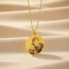Whats-App-Image-2026-04-23-at-13-13-12.jpg Colar Redondo 2,5cm, Personalizado com Foto, Gravação a Laser, Banhado a Ouro