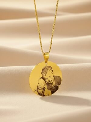 Whats-App-Image-2026-04-23-at-13-13-12.jpg Colar Redondo 2,5cm, Personalizado com Foto, Gravação a Laser, Banhado a Ouro