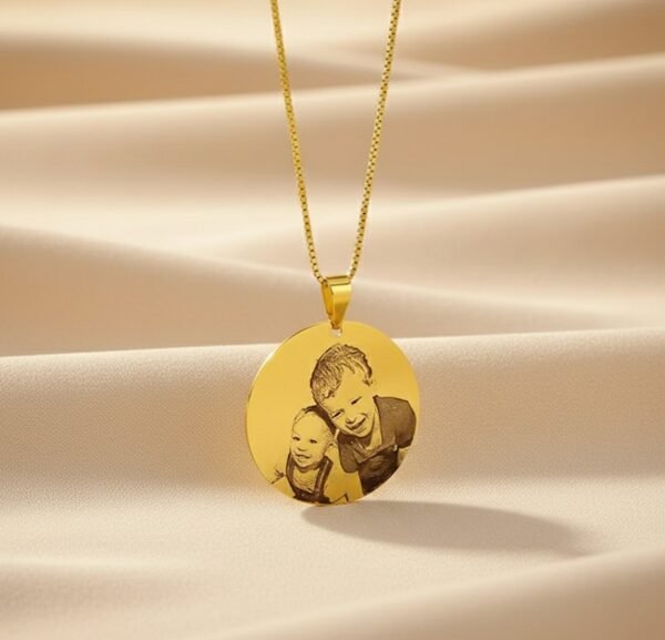 Whats-App-Image-2026-04-23-at-13-13-12.jpg Colar Redondo 2,5cm, Personalizado com Foto, Gravação a Laser, Banhado a Ouro