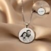 Whats-App-Image-2026-05-29-at-12-46-25-1.jpg Colar Redondo, Personalizado com Foto Gravação, Aço Inox — foto 3 de 5