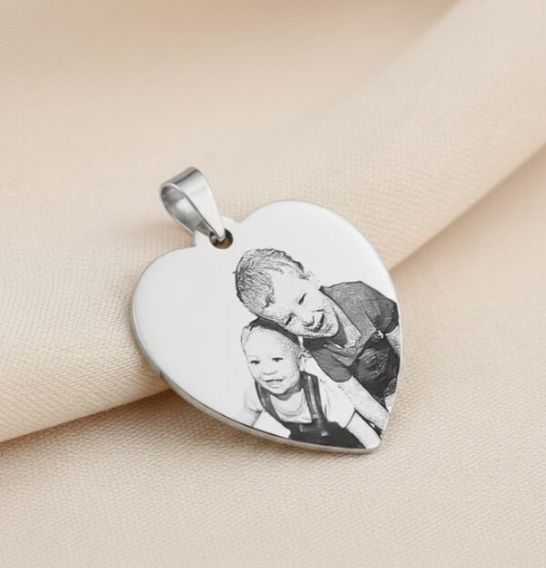 Whats-App-Image-2026-05-29-at-16-21-35.jpg Pingente Inox de Coração, Personalizado com Foto Gravação — foto 2 de 6