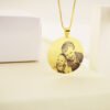 cadastrar-32-2.jpg Colar Redondo 2,5cm, Personalizado com Foto, Gravação a Laser, Banhado a Ouro — foto 5 de 8