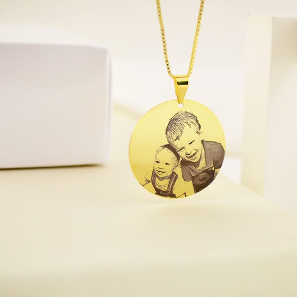 cadastrar-32-2.jpg Colar Redondo 2,5cm, Personalizado com Foto, Gravação a Laser, Banhado a Ouro — foto 5 de 8