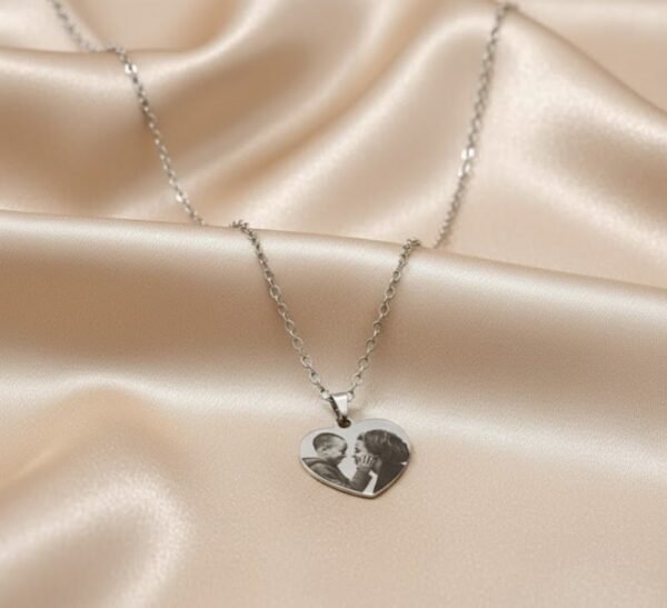 df2ab1ab-12eb-441c-b304-e67cd7845cf1-1.jpg Colar de Coração, Personalizado com Fotogravação, Aço inox — foto 5 de 8