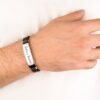 Pulseira masculina de silicone personalizada usada no pulso, com gravação de nomes