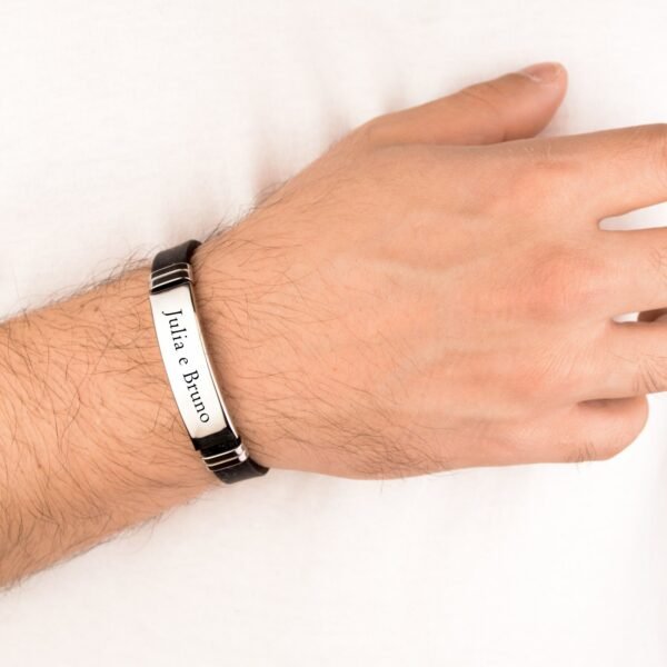 pulseira-masculina-personalizada-silicone-no-pulso Pulseira masculina de silicone personalizada usada no pulso, com gravação de nomes